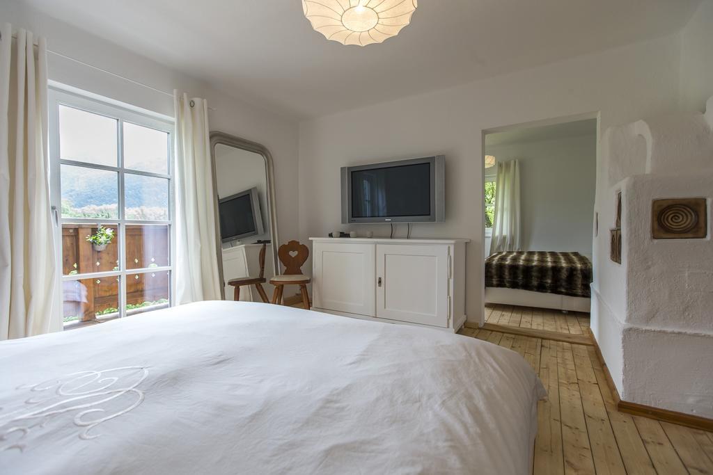 Forest Chalet, 15 Min To Salzburg Olt Town, And Most Beautiful Lakes, Secluded Location, 1,000 Sqm Garden, Mountainview, Panorama Sauna, Bath Whirlpool, Bbq&Bikes&Sunbeds For Free, Up To 10 P Golling an der Salzach Pokoj fotografie