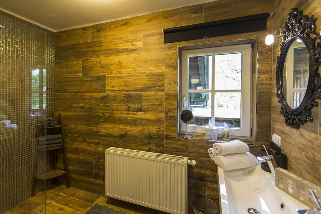 Forest Chalet, 15 Min To Salzburg Olt Town, And Most Beautiful Lakes, Secluded Location, 1,000 Sqm Garden, Mountainview, Panorama Sauna, Bath Whirlpool, Bbq&Bikes&Sunbeds For Free, Up To 10 P Golling an der Salzach Pokoj fotografie